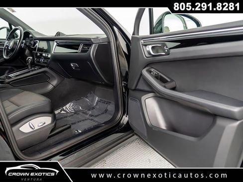 Used 2023 Porsche Macan Turbo image 11