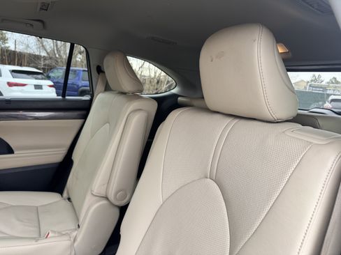 Used 2023 Toyota Highlander Limited image 16