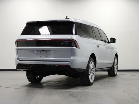 Used 2025 Lincoln Navigator L Reserve image 4