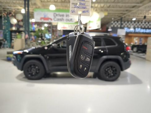 Used 2018 Jeep Cherokee Trailhawk w/ Comfort/Convenience Group AWD/4WD image 4