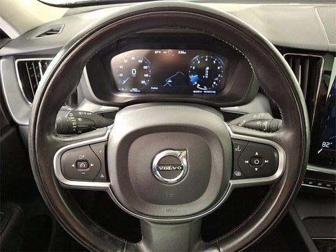 Used 2019 Volvo XC60 T6 Momentum w/ Multimedia Package image 20