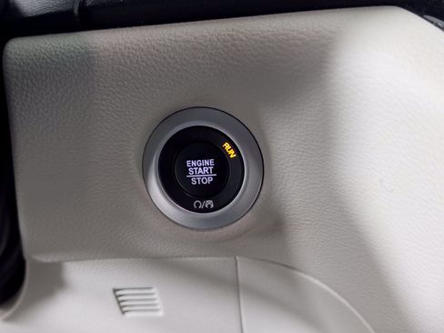Used 2022 Chrysler Pacifica Limited w/ Uconnect Theater Family Group FWD image 33