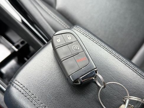 Used 2025 Jeep Compass Limited image 21