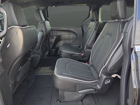 New 2026 Chrysler Pacifica Limited w/ Trailer Tow Group image 32