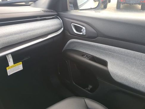 New 2026 Jeep Compass Latitude image 19