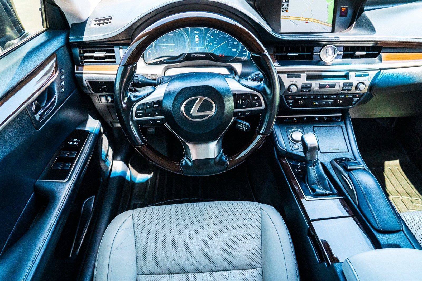 Used 2017 Lexus ES 300h w/ Luxury Package FWD image 29