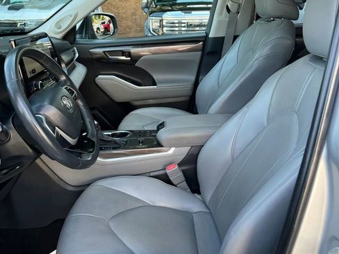 Used 2023 Toyota Highlander Limited FWD image 14