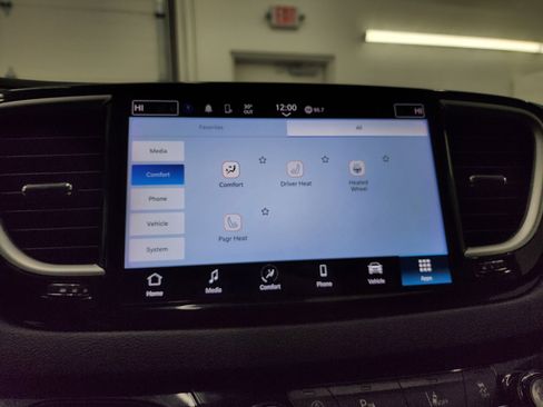 Used 2024 Chrysler Pacifica Touring-L image 51