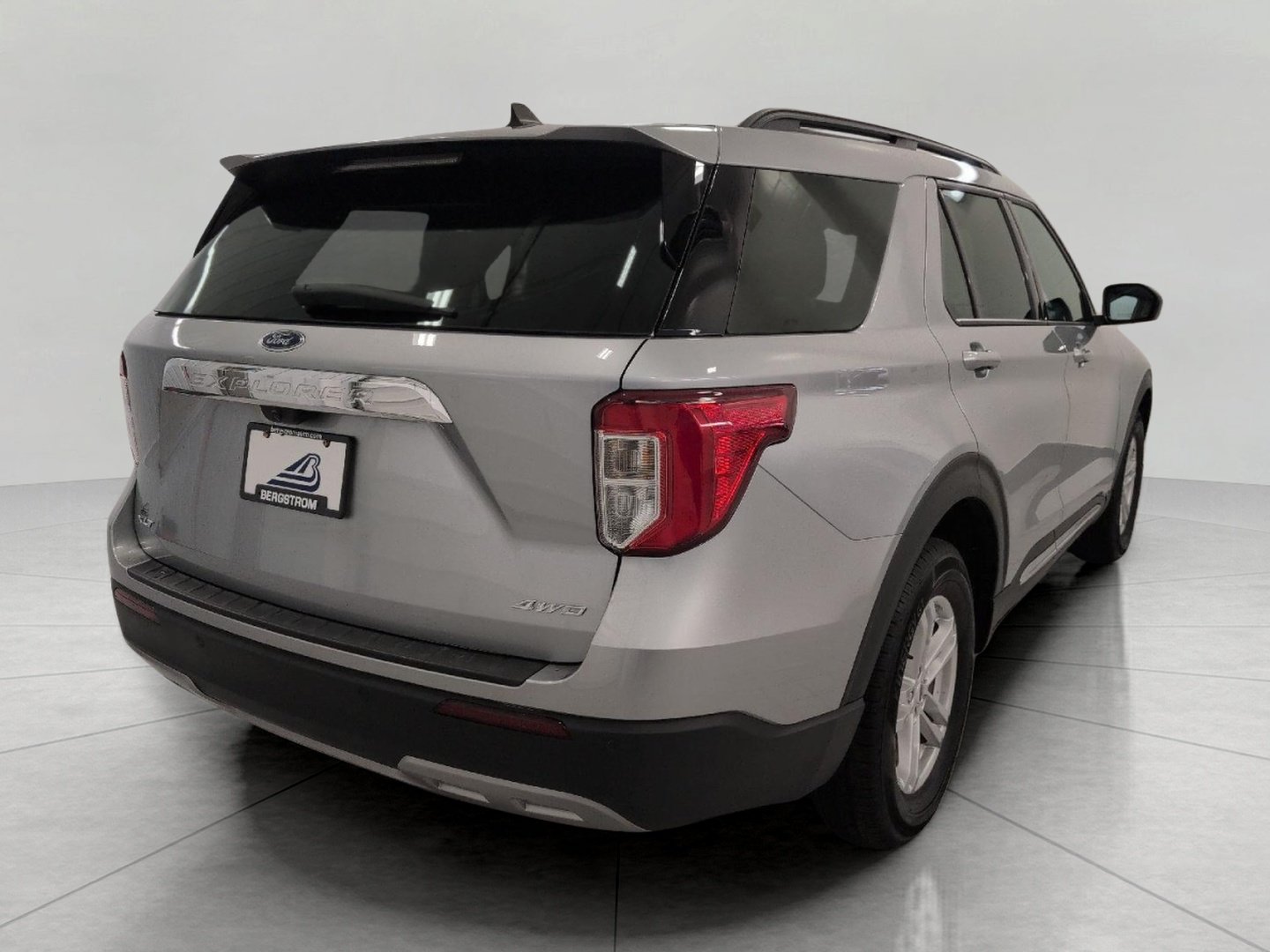 Used 2024 Ford Explorer XLT w/ Equipment Group 202A AWD/4WD image 19