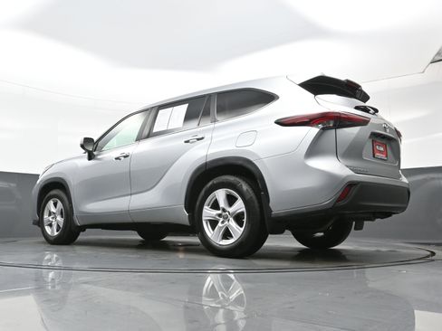 Used 2024 Toyota Highlander LE AWD/4WD image 30