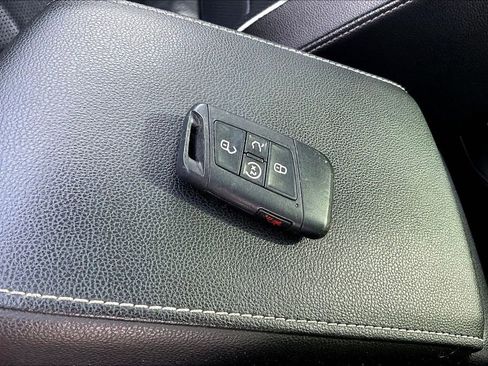 Used 2022 Volkswagen Tiguan SEL R-Line AWD/4WD image 36