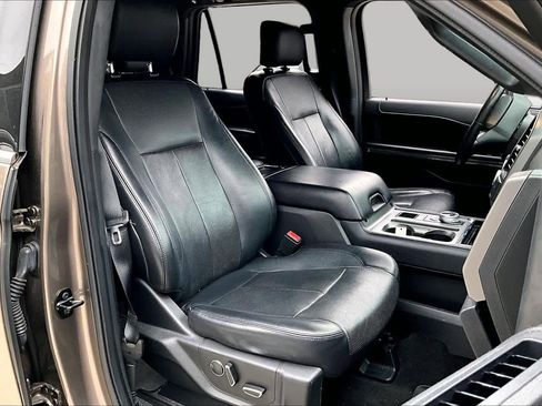 Used 2018 Ford Expedition XLT w/ Equipment Group 202A RWD image 8