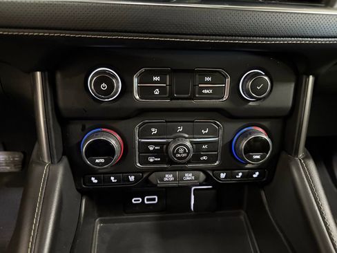 Used 2023 Chevrolet Suburban Premier image 18