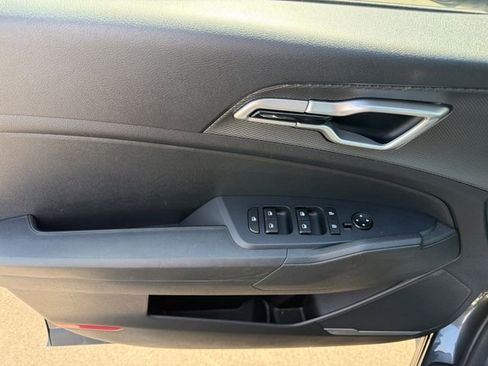 Used 2025 Kia Sportage LX image 3