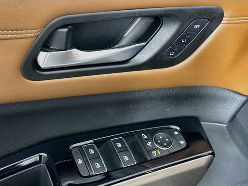 Used 2022 Nissan Pathfinder Platinum w/ Cargo Package FWD image 15