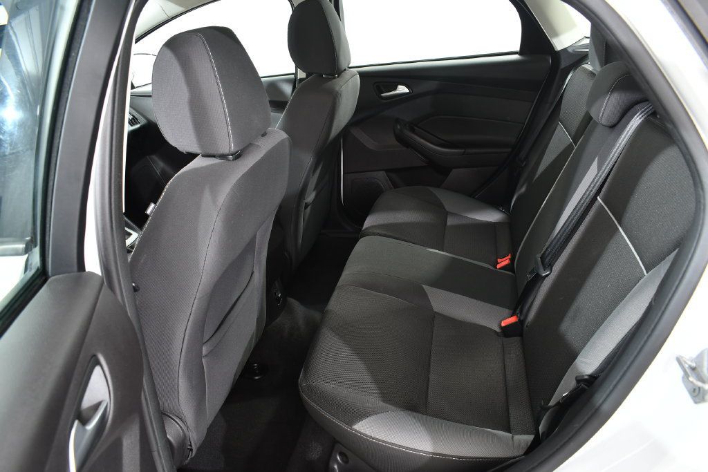 Used 2013 Ford Focus SE w/ SE Winter Pkg FWD image 16