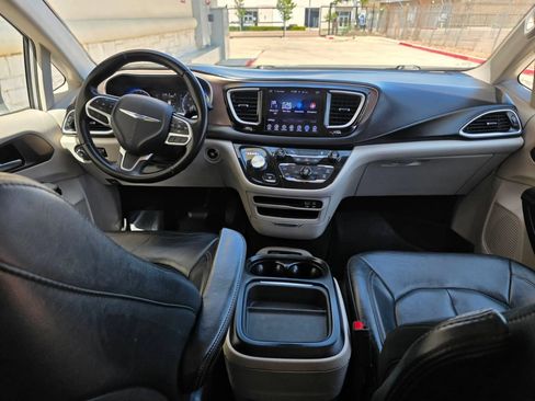 Used 2017 Chrysler Pacifica Touring-L FWD image 16