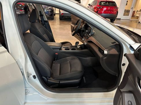 Used 2025 Nissan Altima 2.5 SV FWD image 30