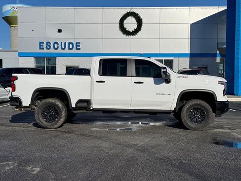 Used 2024 Chevrolet Silverado 2500 ZR2 w/ LPO, Dark Essentials Package image 2