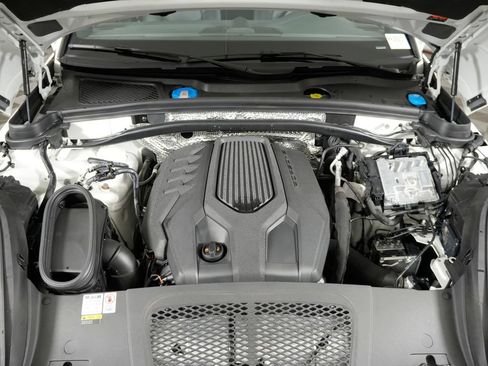 Certified 2023 Porsche Macan AWD/4WD image 45
