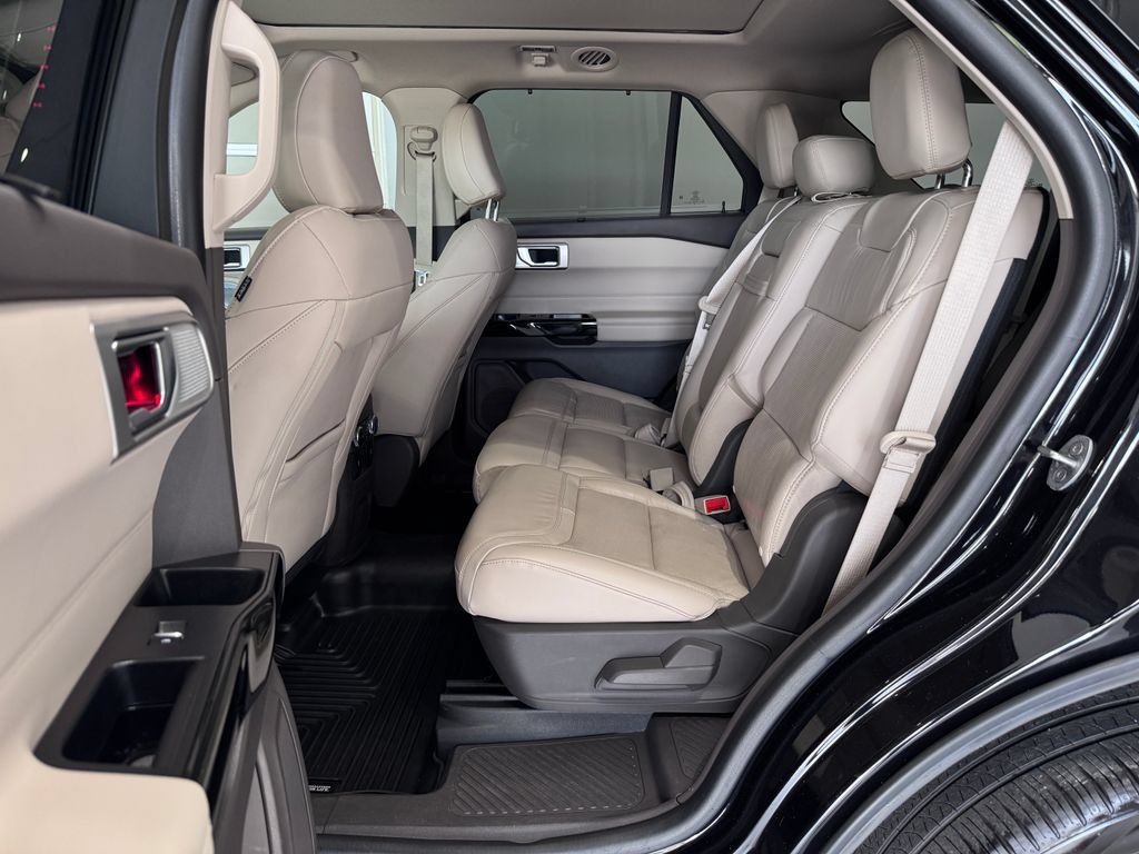 Used 2024 Ford Explorer Platinum w/ Technology Package AWD/4WD image 11
