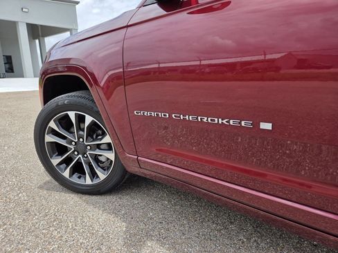 Used 2023 Jeep Grand Cherokee Overland RWD image 11