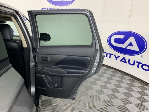 Used 2020 Mitsubishi Outlander SE FWD image 32