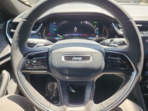 Used 2023 Jeep Grand Cherokee Overland w/ Luxury Tech Group IV AWD/4WD image 9