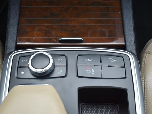 Used 2016 Mercedes-Benz GL 550 4MATIC image 24