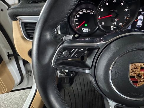 Used 2018 Porsche Macan AWD/4WD image 31
