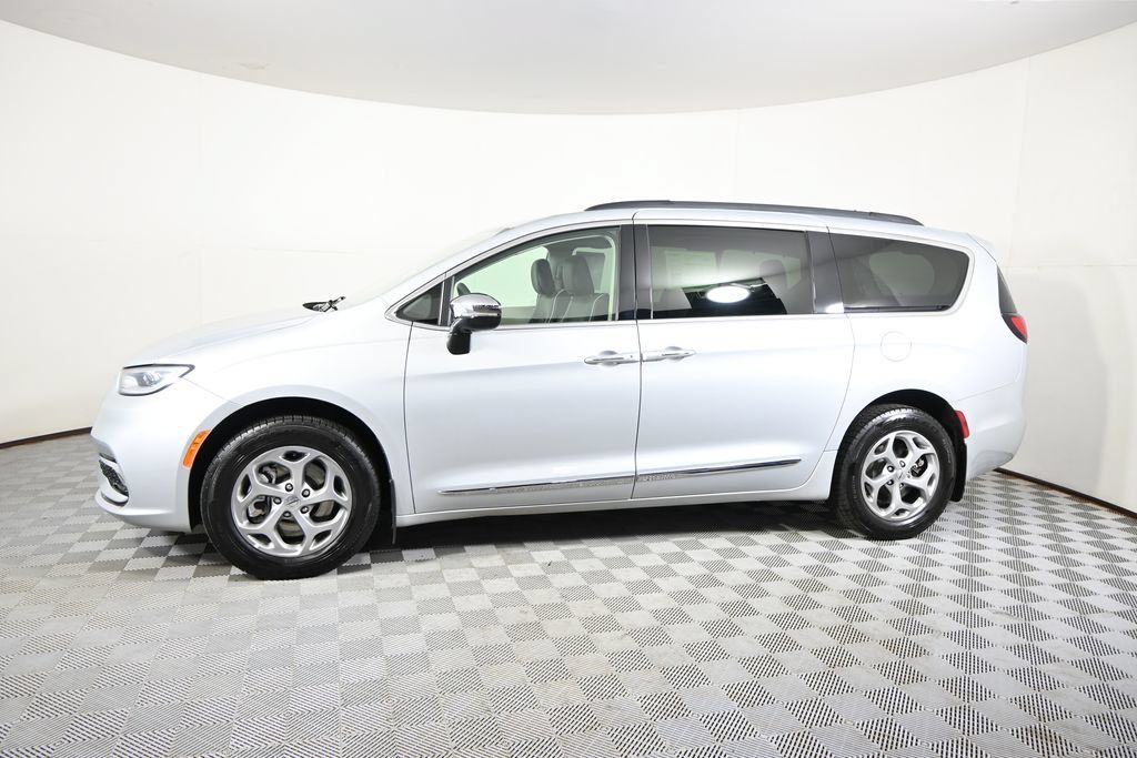 Used 2023 Chrysler Pacifica Limited AWD/4WD image 2