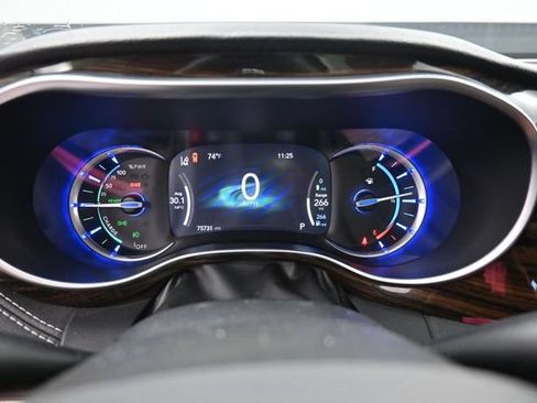 Used 2023 Chrysler Pacifica Limited FWD image 28