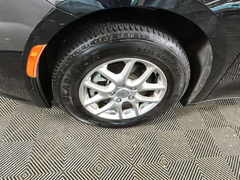 Used 2024 Chrysler Pacifica Touring-L FWD image 8