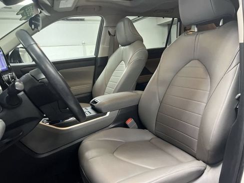 Used 2023 Toyota Highlander XLE AWD/4WD image 20