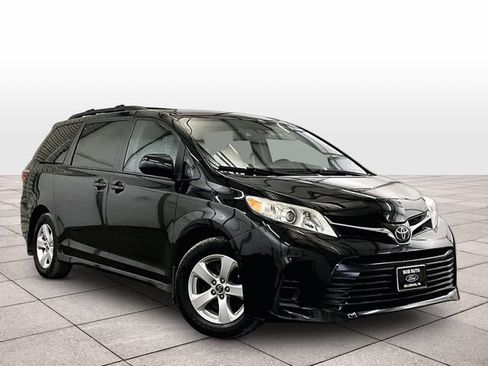 Used 2018 Toyota Sienna LE FWD image 3