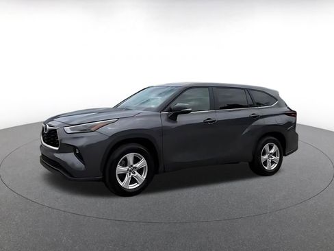 Used 2025 Toyota Highlander LE FWD image 7
