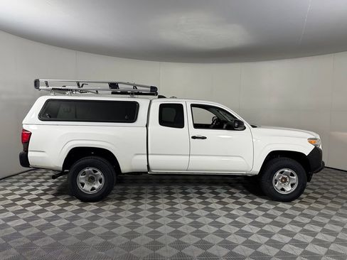 Used 2022 Toyota Tacoma SR RWD image 2
