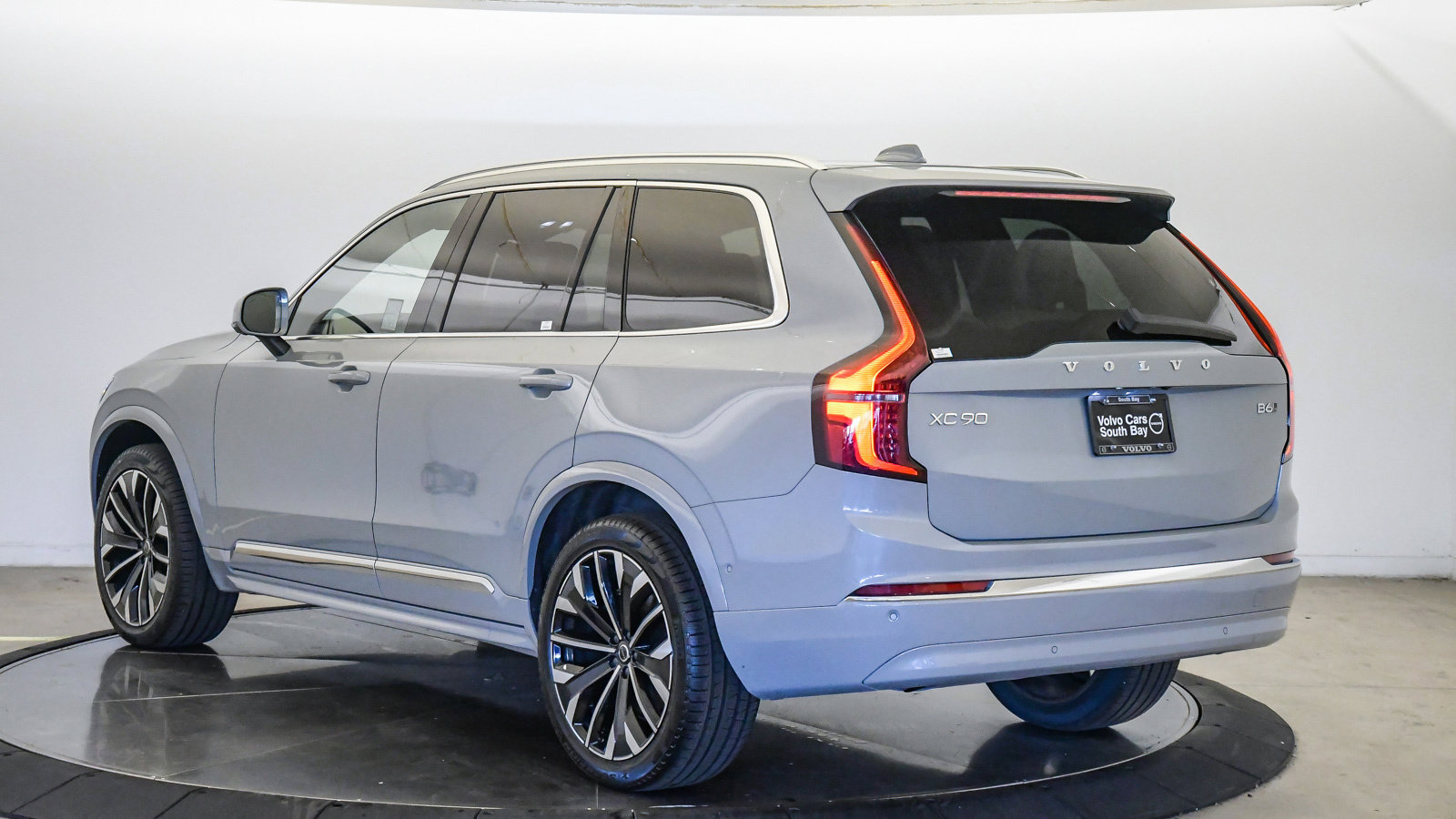 Certified 2026 Volvo XC90 B6 Plus AWD/4WD image 2