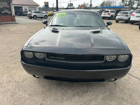 Used 2014 Dodge Challenger SXT image 2