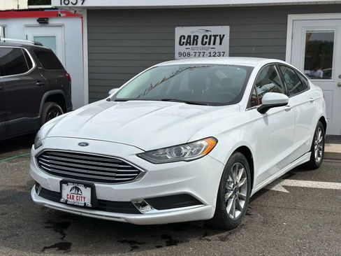 Used 2017 Ford Fusion SE image 1