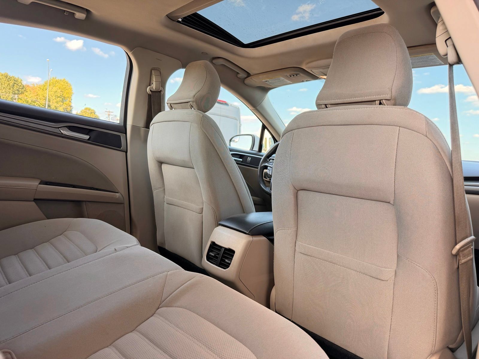 Used 2017 Ford Fusion SE FWD image 18