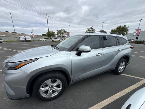 Used 2023 Toyota Highlander LE FWD image 4