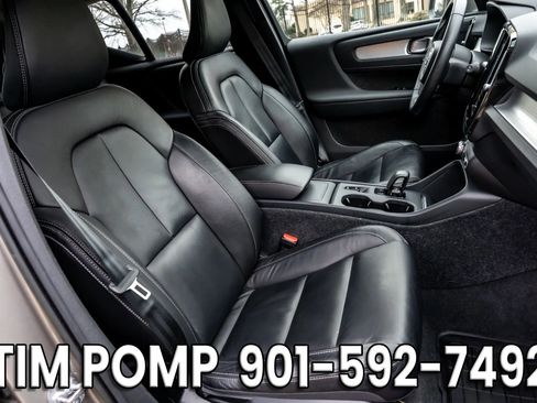 Used 2022 Volvo XC40 T5 Momentum image 13