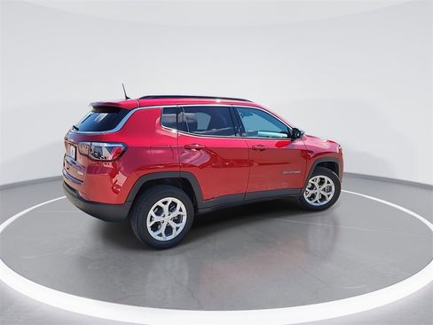 Used 2024 Jeep Compass Latitude image 8