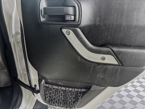 Used 2016 Jeep Wrangler Unlimited Sahara w/ Connectivity Group image 26