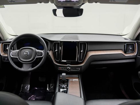 Used 2022 Volvo XC60 B5 Momentum w/ Advanced Package image 9