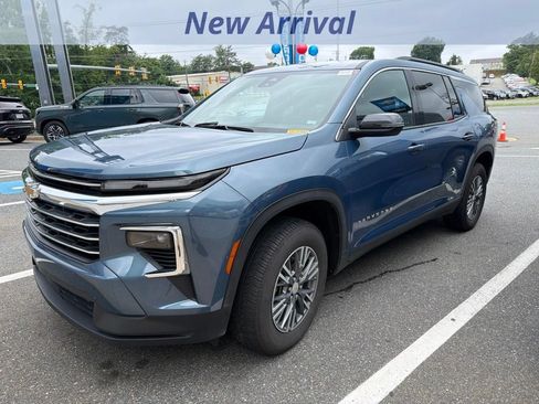 Used 2025 Chevrolet Traverse LT AWD/4WD image 1