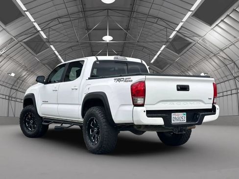 Used 2017 Toyota Tacoma TRD Off-Road RWD image 16