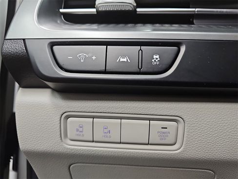 Used 2024 Kia Carnival LX image 24