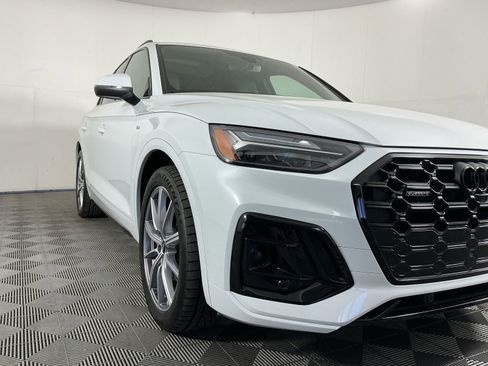 Used 2024 Audi Q5 e Premium Plus w/ Premium Plus Package image 3